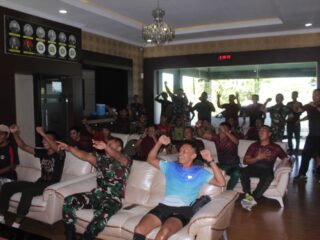 Kodim 1022/Tanah Bumbu Gelar Nobar Piala Dunia 2026 Bersama Masyarakat, Pererat Kebersamaan TNI dan Warga