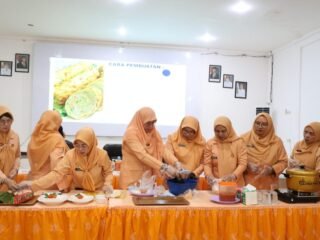 DWP Tanah Bumbu Gelar Pelatihan Pembuatan Rolade Ikan untuk Tingkatkan Ekonomi Keluarga
