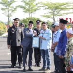 Momen Hari Bhayangkara ke-80, Bupati Andi Rudi Latif Serahkan Piagam Penghargaan Kepada Relawan Kemanusiaan