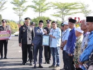 Momen Hari Bhayangkara ke-80, Bupati Andi Rudi Latif Serahkan Piagam Penghargaan Kepada Relawan Kemanusiaan