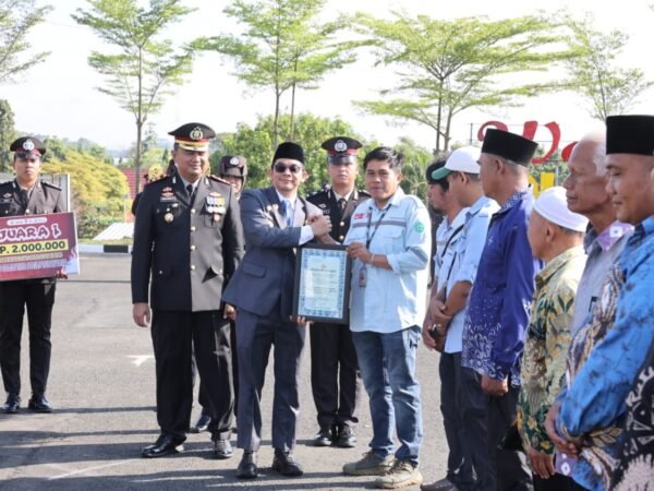 Momen Hari Bhayangkara ke-80, Bupati Andi Rudi Latif Serahkan Piagam Penghargaan Kepada Relawan Kemanusiaan