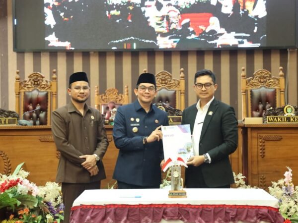 Bupati Andi Rudi Latif Hadiri Rapat Paripurna Pengambilan Keputusan LPj Tahun 2025