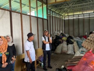 DLH Kalsel Gelar Program Pilah Sampah Dapat Sembako, Warga Antusias Tukarkan Sampah Bernilai Ekonomis