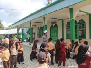 Bupati Andi Rudi Latif Tingkatkan Fasilitas Masjid An Nur Melalui Pemasangan Paving Block