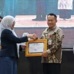 Dukung Program KKN Lingkungan Hidup, Bupati Andi Rudi Latif Terima Penghargaan dari ULM