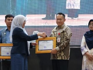 Dukung Program KKN Lingkungan Hidup, Bupati Andi Rudi Latif Terima Penghargaan dari ULM