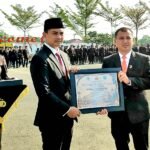 Ketua DPRD Tanah Bumbu Apresiasi Polres, Serahkan Penghargaan Berkat Ungkap Kasus Sabu Hampir 2 Kilogram