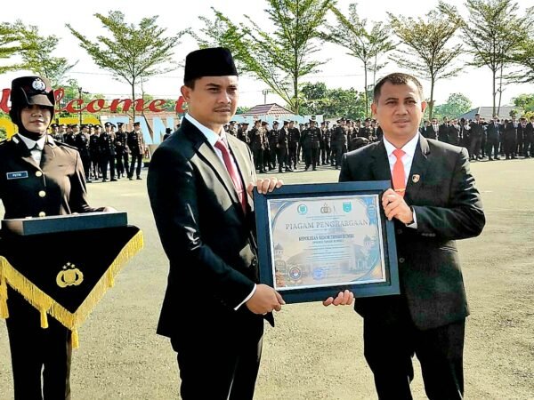Ketua DPRD Tanah Bumbu Apresiasi Polres, Serahkan Penghargaan Berkat Ungkap Kasus Sabu Hampir 2 Kilogram