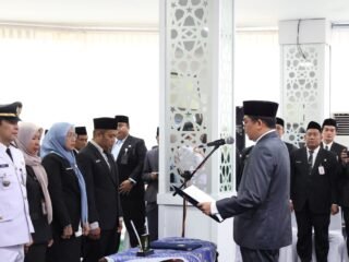Bupati Andi Rudi Latif Lantik Pejabat, Ingatkan Pentingnya Taat Kepada Orang Tua dan Patuh pada Pemimpin