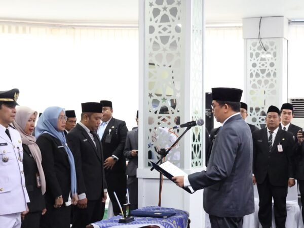 Bupati Andi Rudi Latif Lantik Pejabat, Ingatkan Pentingnya Taat Kepada Orang Tua dan Patuh pada Pemimpin