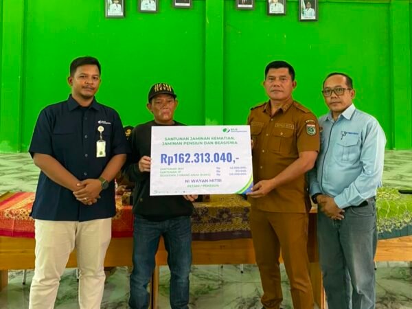BPJS Ketenagakerjaan Batulicin Serahkan Manfaat Rp162,3 Juta kepada Ahli Waris Peserta Petani