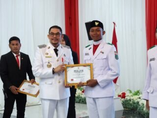 Resepsi Kenegaraan HUT ke-81 RI di Tanah Bumbu, Bupati Andi Rudi Latif Serahkan Penghargaan kepada Paskibraka