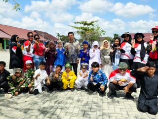 Tampil Kompak dalam Karnaval, Siswa Kelas 4 SDN 2 Sarigadung Didampingi Orang Tua