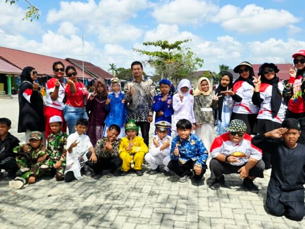 Tampil Kompak dalam Karnaval, Siswa Kelas 4 SDN 2 Sarigadung Didampingi Orang Tua