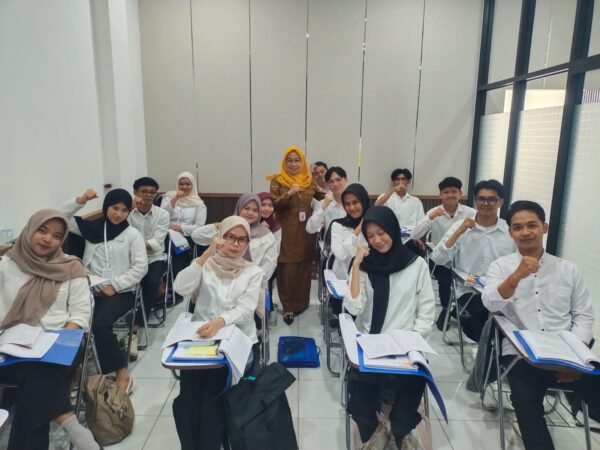 Bupati Andi Rudi Latif Perkuat SDM, Disnakertrans Gelar Pelatihan Desain Grafis dan Barbershop
