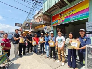 PWI Tanah Bumbu Salurkan 25 Paket Sembako, Sasar Panti hingga Pekerja Jalanan