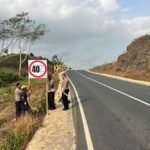 Cegah Laka Lantas, Satlantas Polres Tanah Bumbu Pasang 14 Rambu Chevron di KM 71,5 Mantewe