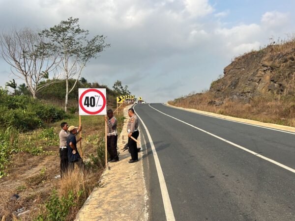 Cegah Laka Lantas, Satlantas Polres Tanah Bumbu Pasang 14 Rambu Chevron di KM 71,5 Mantewe