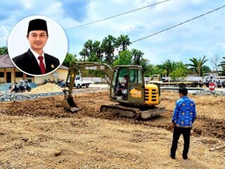 Ketua DPRD Tanah Bumbu Kerahkan Excavator untuk Penataan Lingkungan SMAN 1 Batulicin