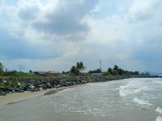 Bupati Andi Rudi Latif Bangun Siring Laut di Pagatan, Antisipasi Gelombang Pasang