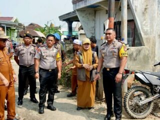 Kapolres Tanah Bumbu Tinjau Lokasi Kebakaran 16 Rumah, Polres Dirikan Tenda Pengungsian