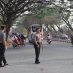 Kapolres Tanah Bumbu Turun Langsung Atur Lalu Lintas di Depan Sekolah