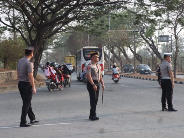 Kapolres Tanah Bumbu Turun Langsung Atur Lalu Lintas di Depan Sekolah