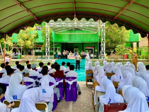 Kapolres Tanah Bumbu Edukasi Pelajar SMAN 1 Simpang Empat tentang Narkoba dan Perundungan