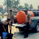 Polres Tanah Bumbu Salurkan Air Bersih untuk Korban Kebakaran di Kampung Baru