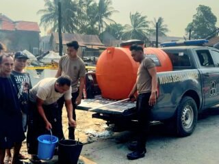 Polres Tanah Bumbu Salurkan Air Bersih untuk Korban Kebakaran di Kampung Baru