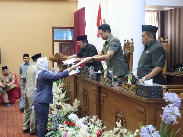 Enam Fraksi DPRD Tanah Bumbu Setujui RAPBD 2027, Tetap Beri Catatan dan Masukan