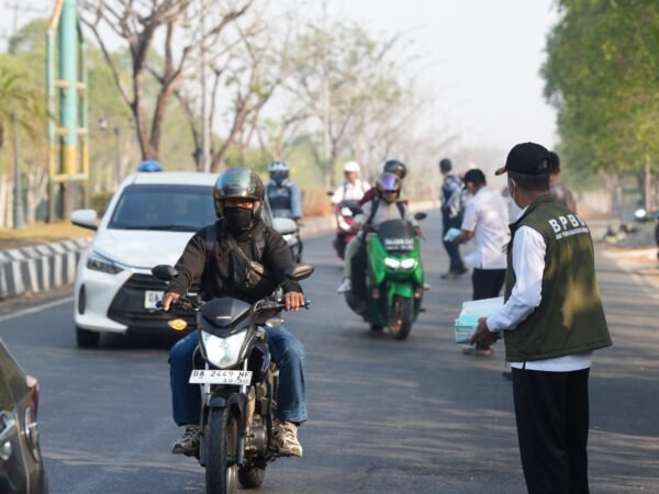 Kabut Asap Karhutla Selimuti Tanah Bumbu, Pemkab Bagikan Masker Gratis kepada Warga